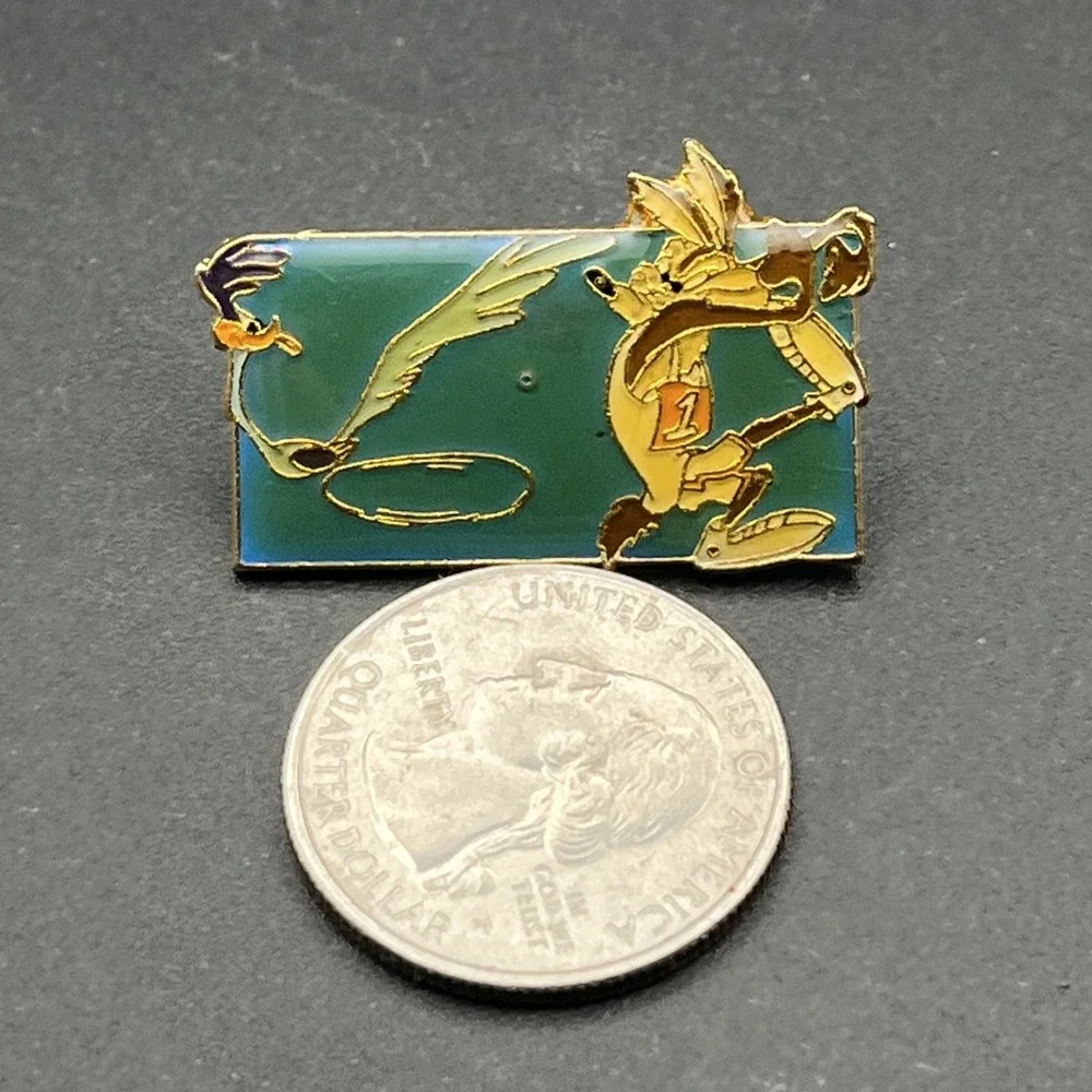 1980‎ Warner Bros Looney Tunes Wile E Coyote Chasing Road Runner Lapel Hat Pin